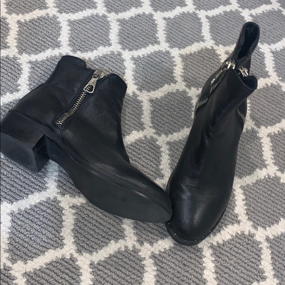 SIZE 7.5 GENTLY WORN STEVE MADDEN BOOTS